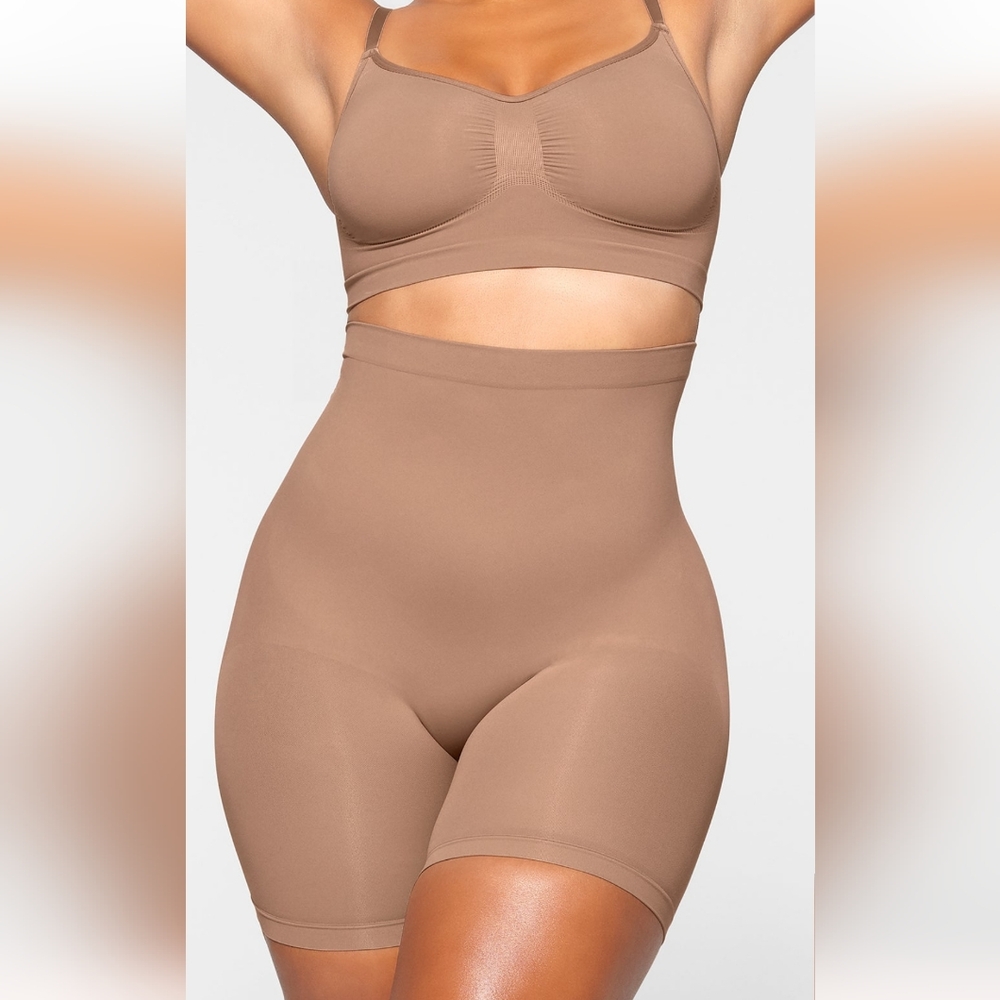 Seamless Sculpt Mid Thigh Short Skims Medium Shapewear NWT Flaw